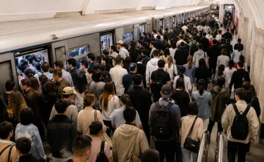 Метроға халық ағылды: Алматыда бірнеше сағатта 40 мың жолаушы тіркелді