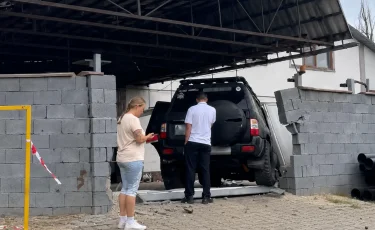 Оқушы Nissan Patrol тізгіндеді: Алматыдағы оқиғаның соңы апатпен аяқталды (ВИДЕО)