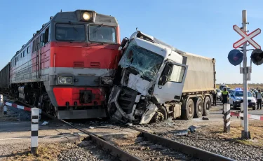 Тепловоз жүк көлігіне соғылды: Ақтөбе облысында ірі жол апаты болды