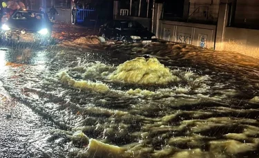 Стамбул ушёл под воду: мощный шторм унёс жизни двух человек